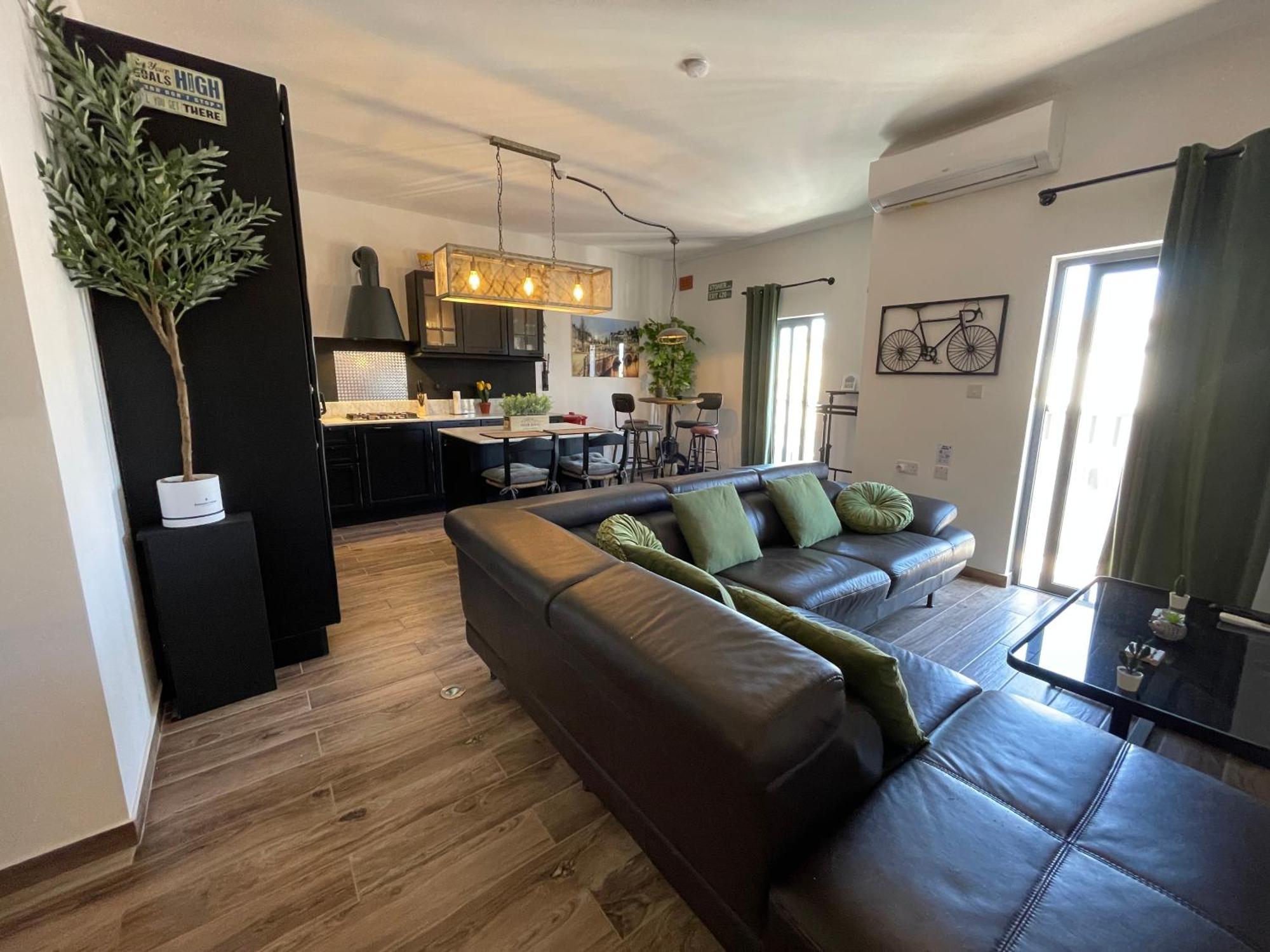 Industrial Charm Apartment *